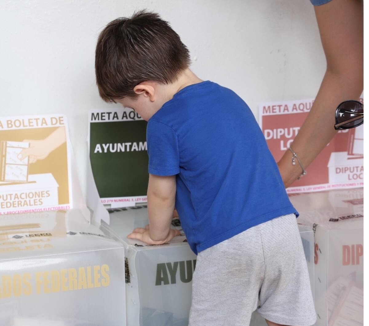 Muchos niños acompañaron a
sus padres a emitir su sufragio en
las elecciones celebradas ayer en
el País, como este pequeño que
ayudó a sus progenitores a depositar el voto en una casilla en Monterrey, Nuevo León. FOTO: AGENCIA REFORMA