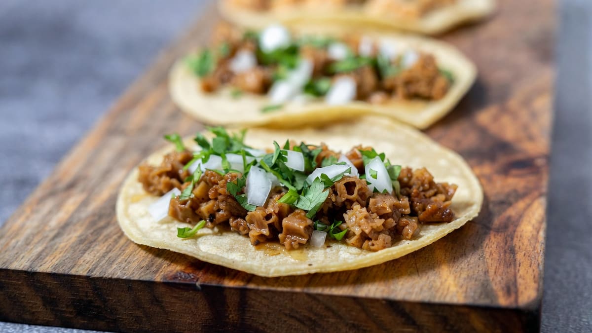 Cómo marinar los tacos de tripa y lograr un sabor más intenso y jugoso | Foto: Grok