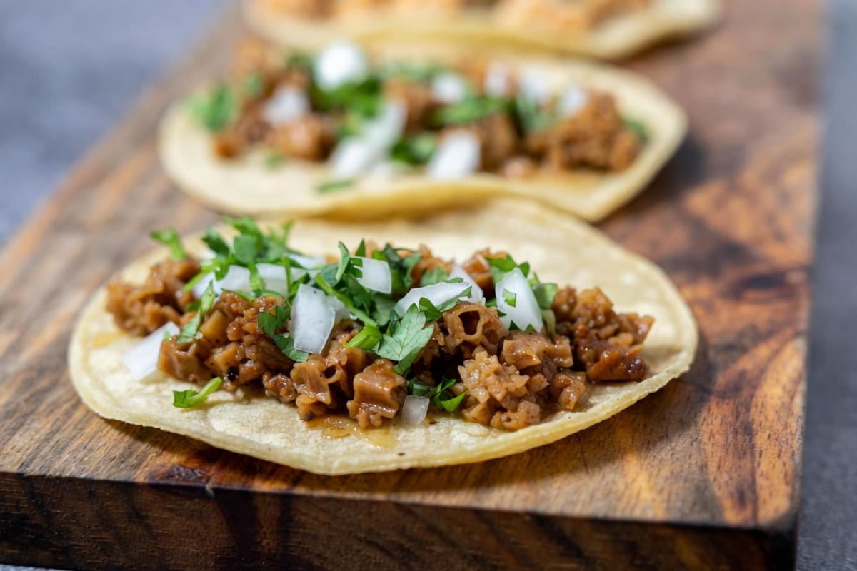 En México, los tacos generan más de 200 mil millones de pesos al año y concentran 26% del gasto en comida fuera de casa, impulsados por su disponibilidad, rapidez y presencia en más de 139 mil taquerías