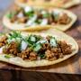En México, los tacos generan más de 200 mil millones de pesos al año y concentran 26% del gasto en comida fuera de casa, impulsados por su disponibilidad, rapidez y presencia en más de 139 mil taquerías