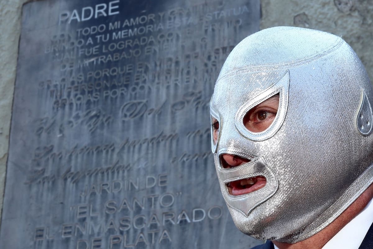 Hijo del Santo hace accesorio para cubrebocas