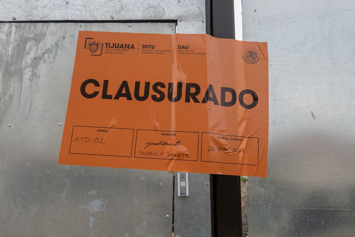 Sellos de clausura en la puerta de un desarrollo habitacional de la empresa SM8 Desarrolladora. Foto: BorderZoom