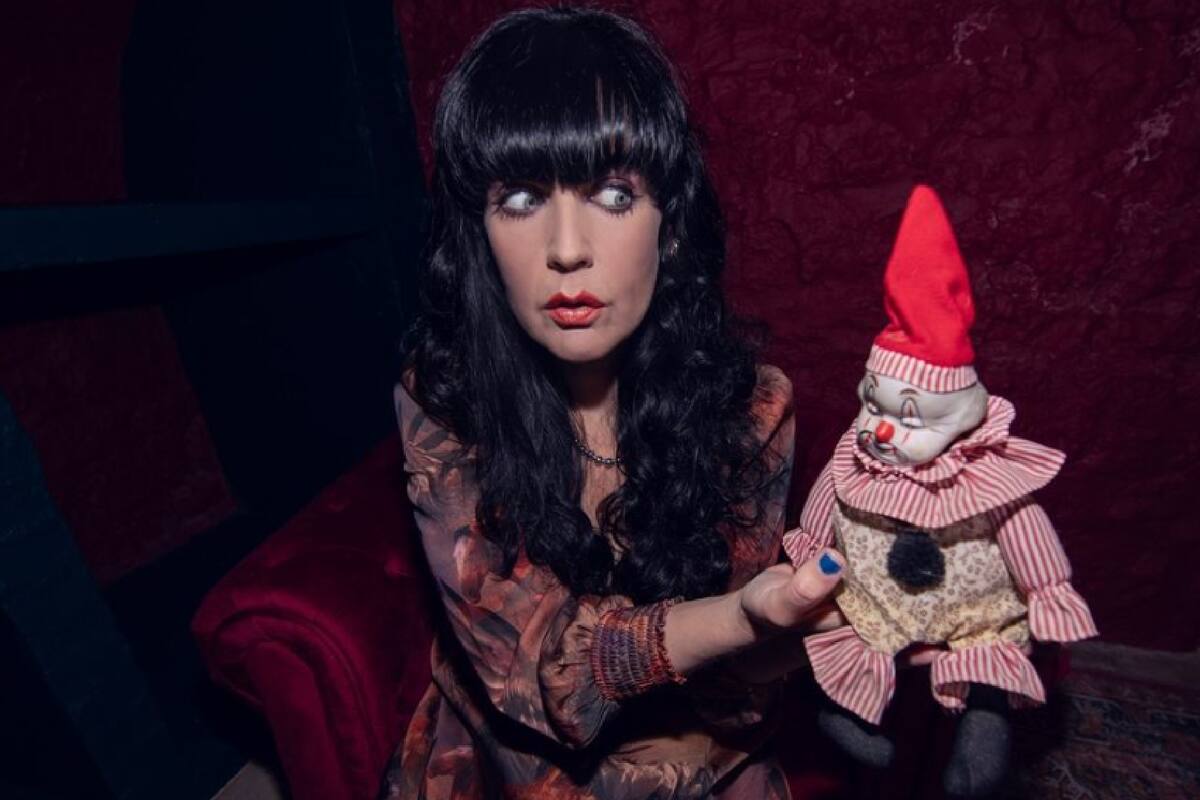 Mujer se casó con fantasma y luego se divorció porque él la engañó; ahora adoptó un payaso poseído y el ex está celoso