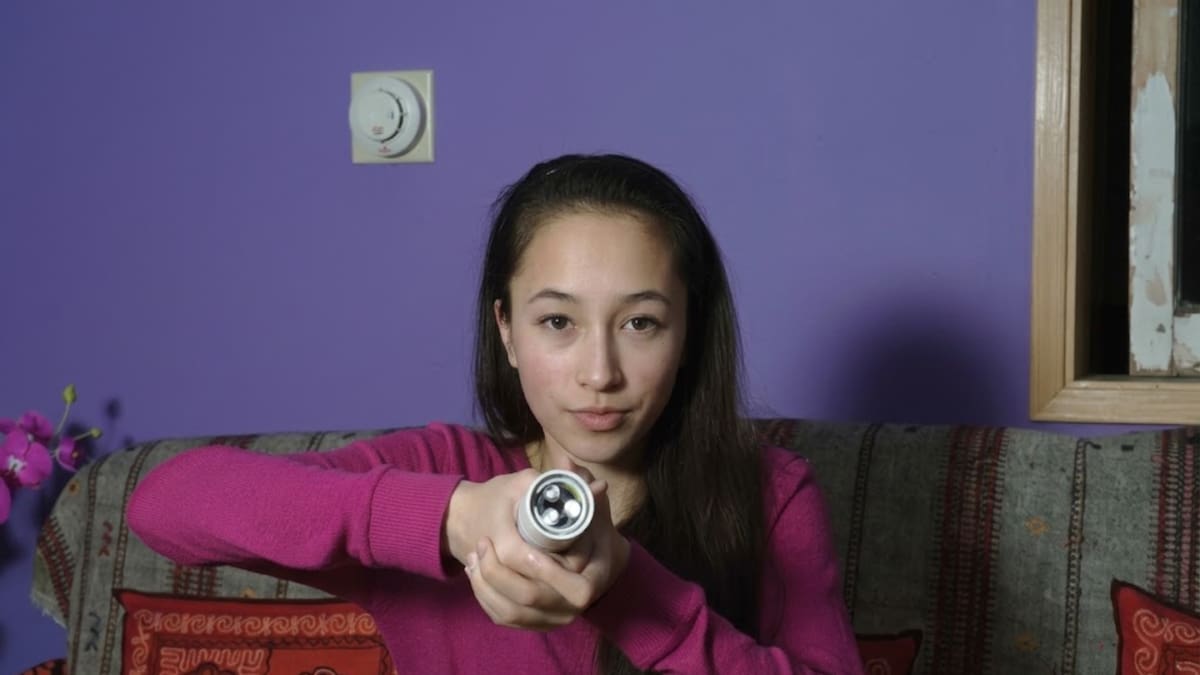 Una estudiante canadiense de 15 años creó una linterna sin pilas que convierte el calor de la mano en electricidad y ganó la Google Science Fair