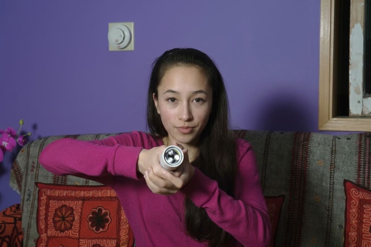Una estudiante canadiense de 15 años creó una linterna sin pilas que convierte el calor de la mano en electricidad y ganó la Google Science Fair