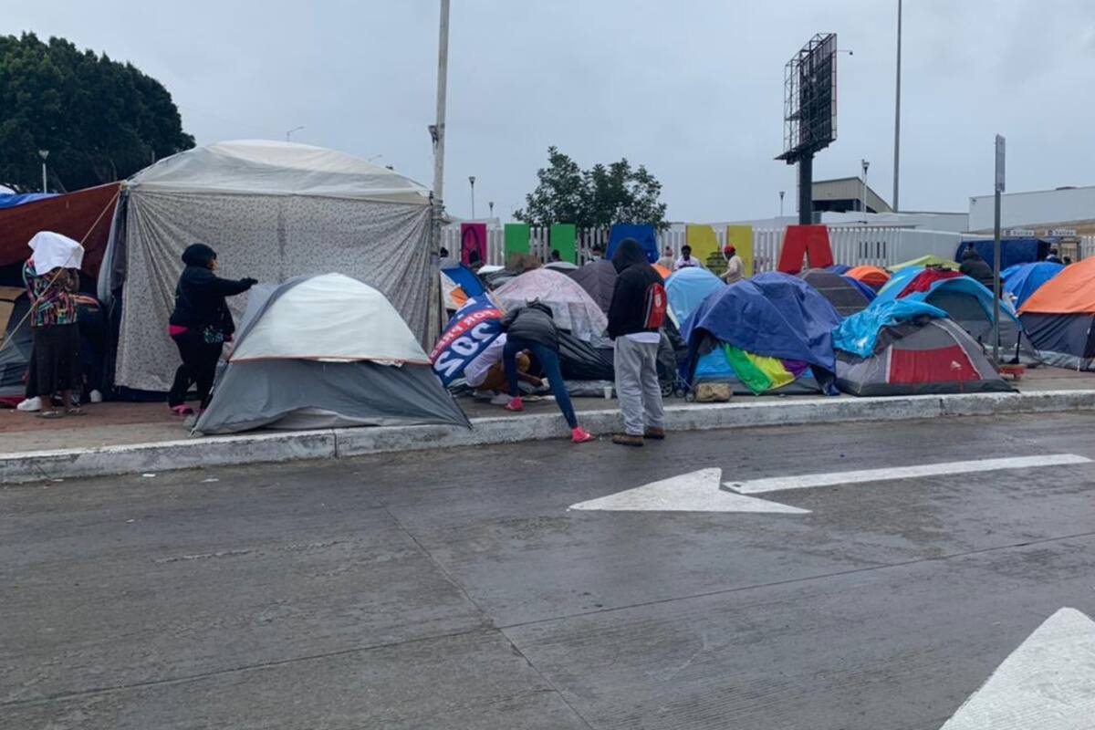 Aún con lluvia migrantes permanecen en el campamento de El Chaparral