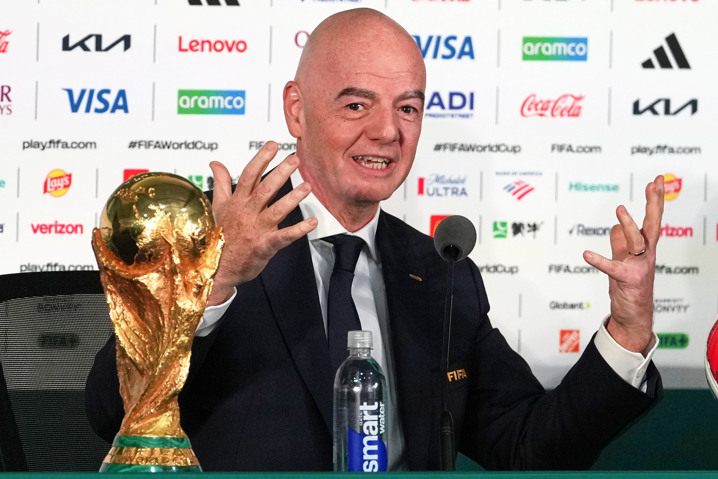 UEFA, Concacaf y la Confederación Asiática rechazaron la propuesta impulsada por la FIFA. (AP Foto/Eduardo Verdugo)