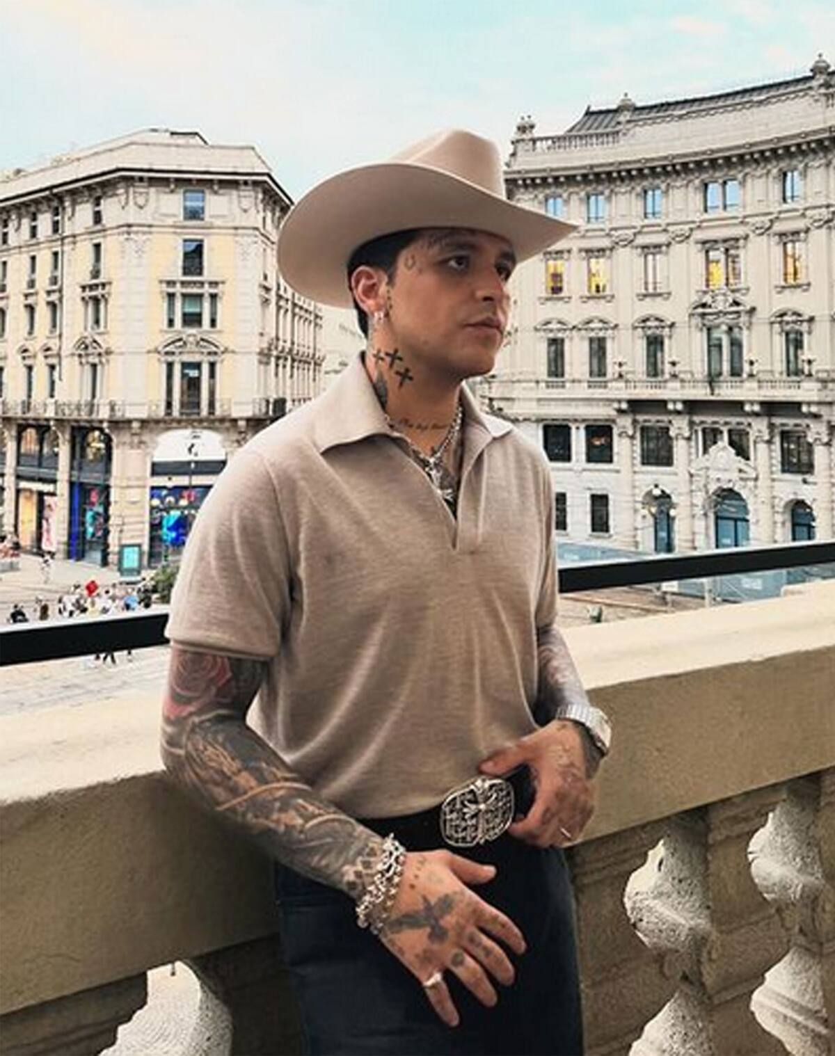 Christian Nodal dijo que el motivos que lo llevó a tatuarse en un inicio fue por rebeldía.