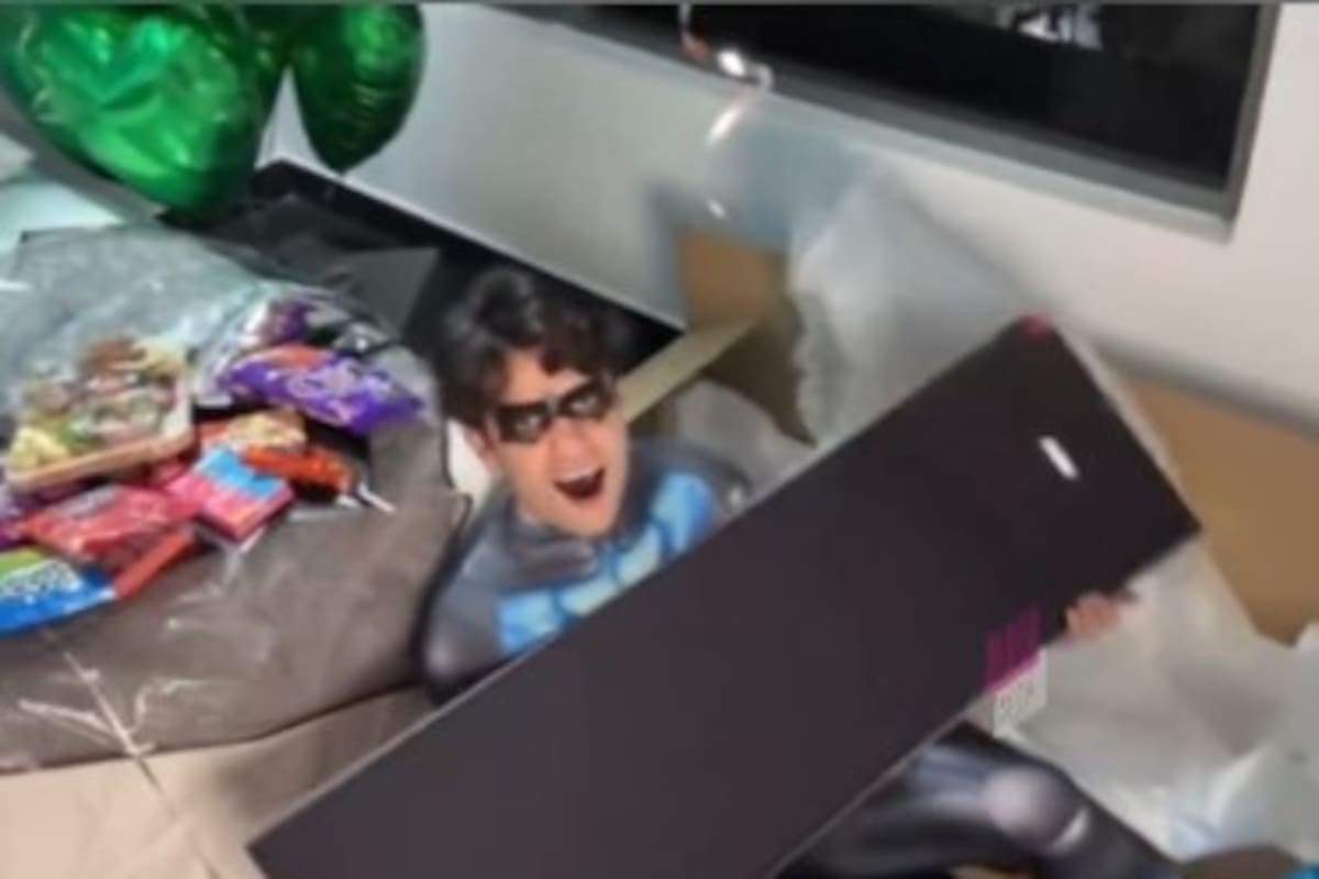 Fans sorprenden a Aarón Mercury con un regalo de 34 mil pesos por su cumpleaños