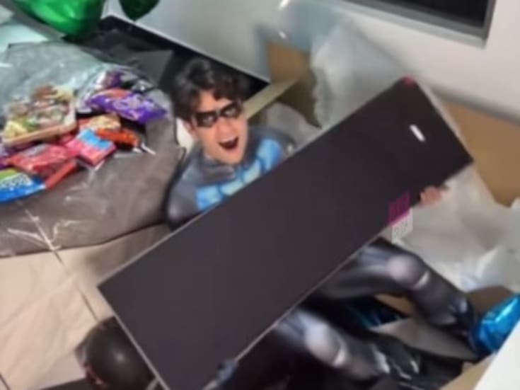 Fans sorprenden a Aarón Mercury con un regalo de 34 mil pesos por su cumpleaños