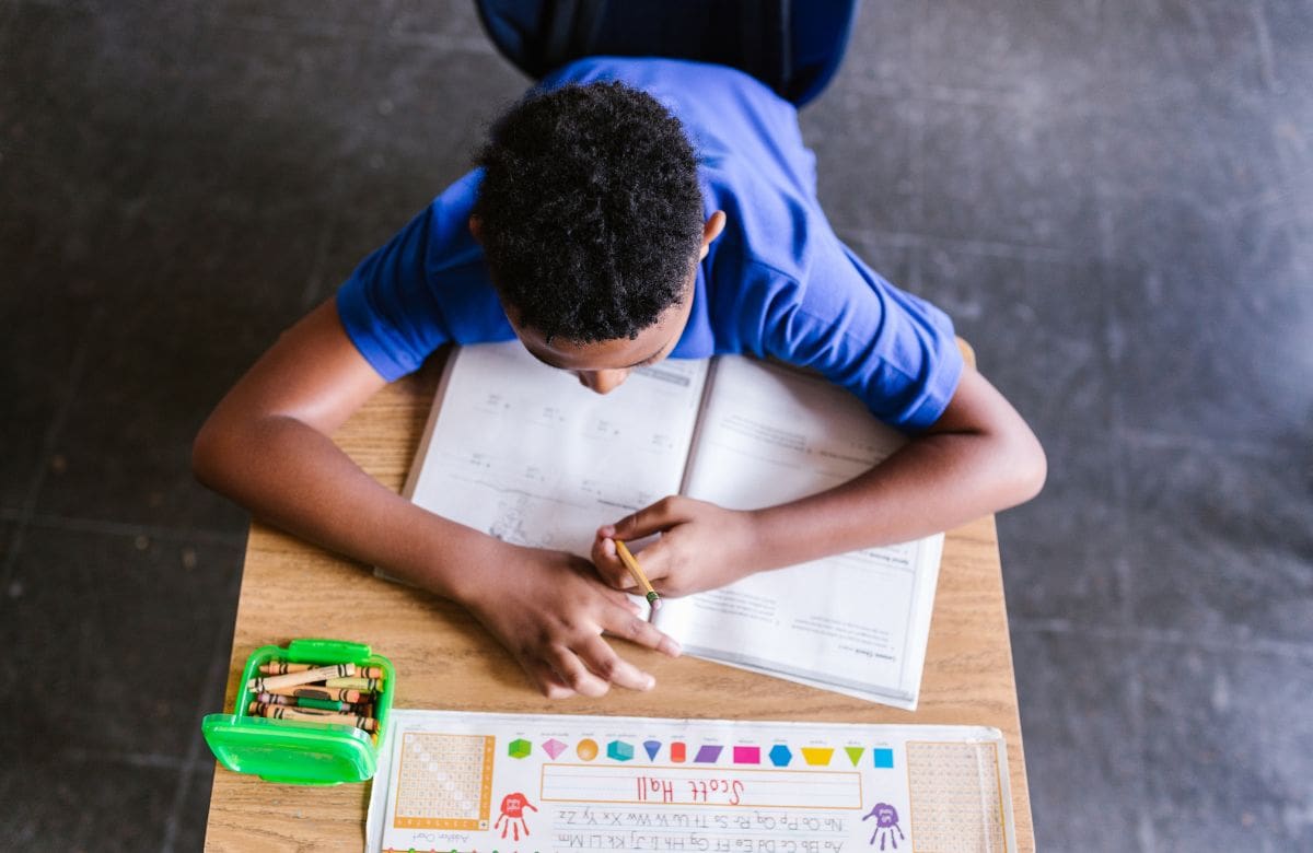 Solo 0.2% de los estudiantes mexicanos alcanza un desempeño alto en Ciencias. | Crédito: canva