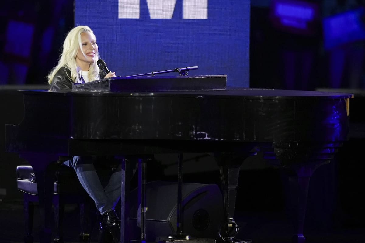 Lady Gaga actúa en un mitin de campaña en apoyo a la candidata presidencial demócrata, la exvicepresidenta Kamala Harris, frente al Museo de Arte de Filadelfia, el lunes 4 de noviembre de 2024, en Filadelfia. | Crédito: AP/Matt Slocum