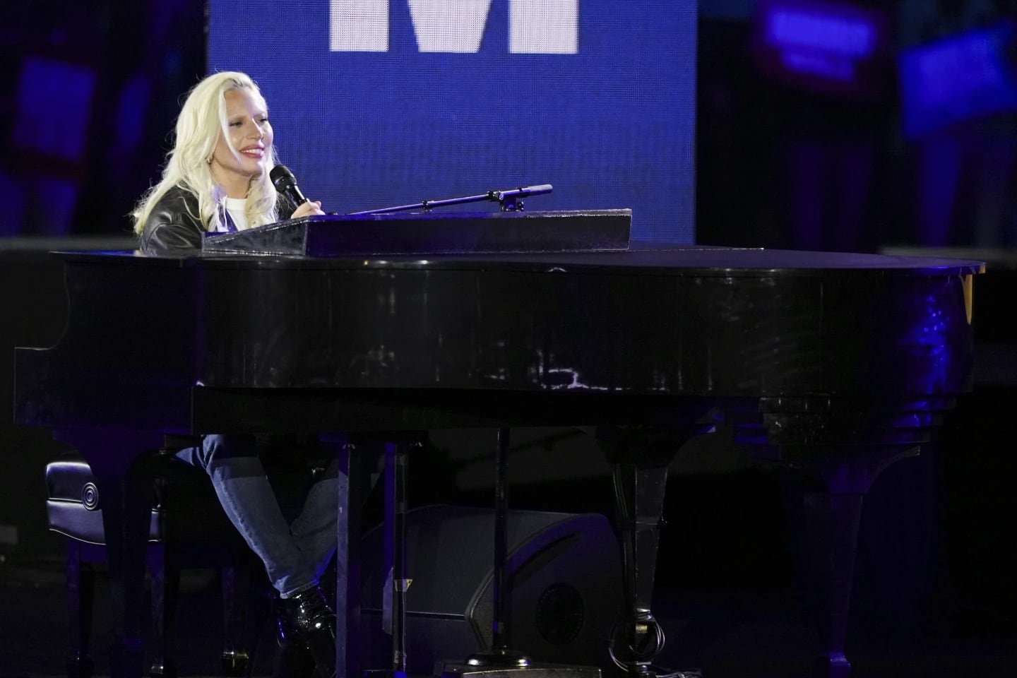 Lady Gaga actúa en un mitin de campaña en apoyo a la candidata presidencial demócrata, la exvicepresidenta Kamala Harris, frente al Museo de Arte de Filadelfia, el lunes 4 de noviembre de 2024, en Filadelfia. | Crédito: AP/Matt Slocum