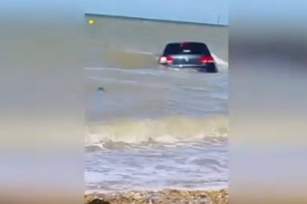 Intenta salvar su carro después de ser arrastrado por la marea