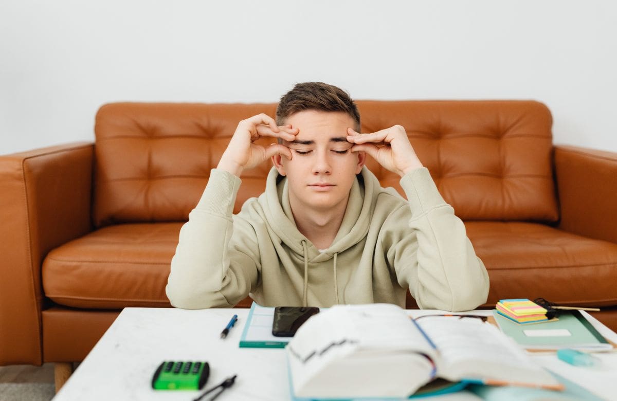 Por qué los jóvenes terminan el día exhaustos sin haber hecho "demasiado", segun la psicologia