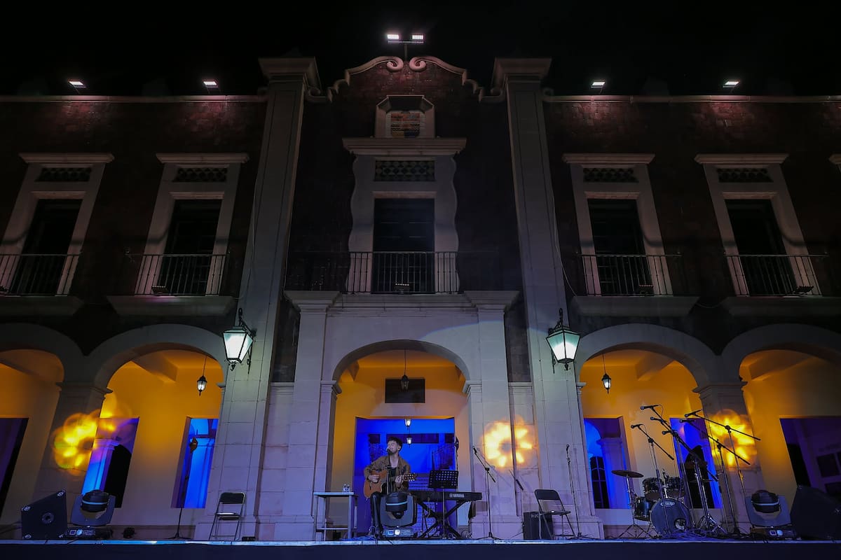 Celebran el 83 aniversario de la Universidad de Sonora con actividades culturales y la participación del músico sonorense Kakalo