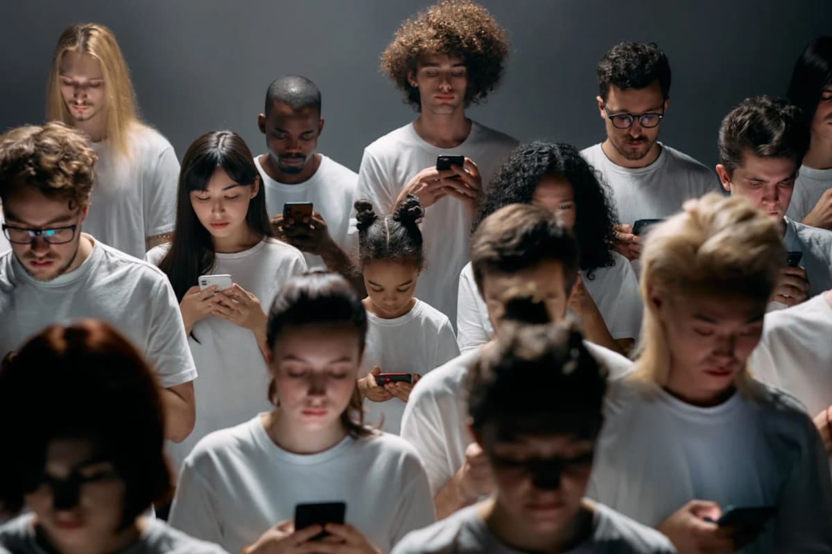 Redes sociales convierten el consumo en símbolo de estatus, donde jóvenes endeudados gastan a crédito para aparentar una riqueza que sus finanzas personales no reflejan