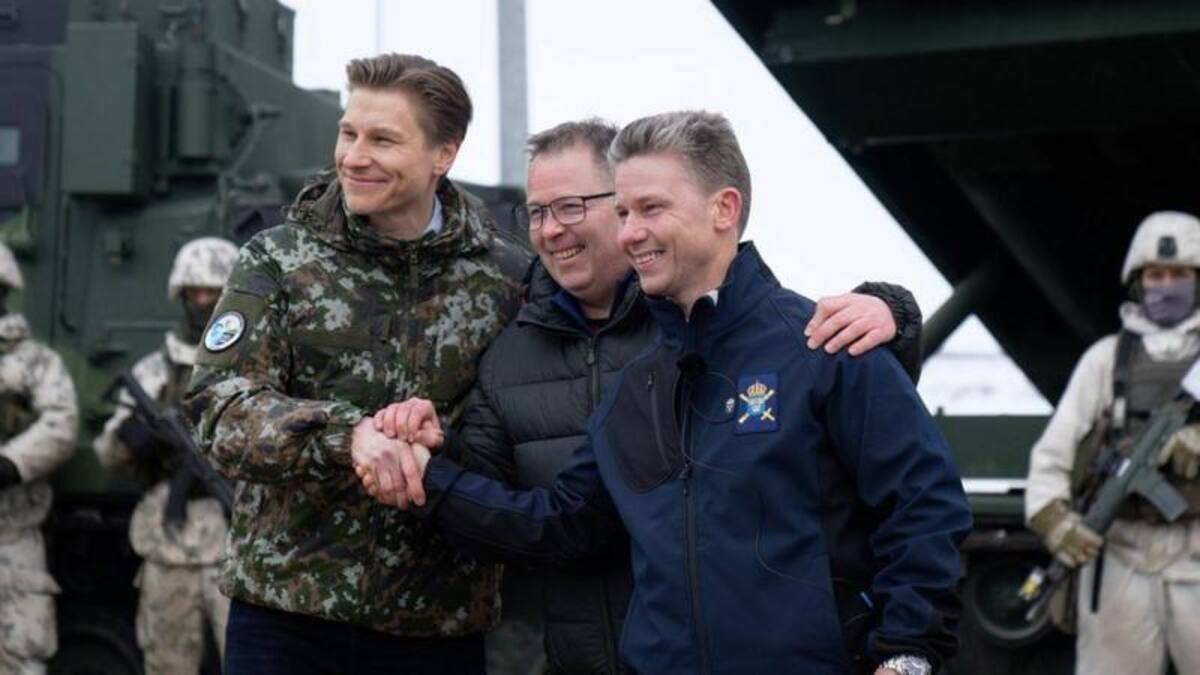 (De izq. a der.) El ministro de Defensa de Finlandia Antti Häkkänen, el ministro de Defensa de Noruega Bjørn Arild Gram y el ministro de Defensa de Suecia Pål Jonson | FOTO BBC