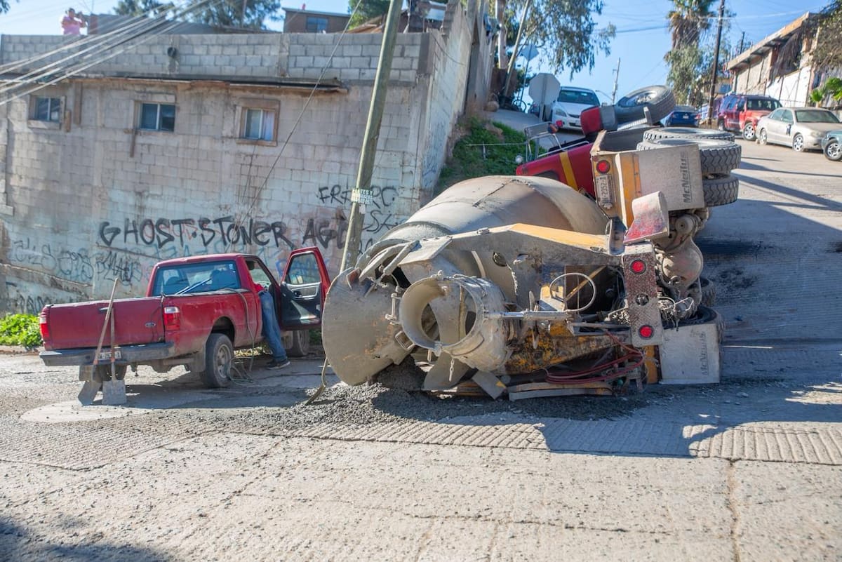 Una máquina cargada con cemento volcó en una vialidad en pendiente; no hubo personas lesionadas. Foto: Cortesía