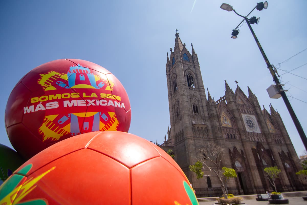 JALISCO, 1 junio, 2026 (Xinhua) Imagen del 23 de mayo de 2026 de una instalación de balones de fútbol en la explanada de la Parroquia El Expiatorio Eucarístico de Guadalajara, en la ciudad de Guadalajara, capital del estado de Jalisco, México. (Xinhua/Miriam Jiménez) (fc) (oa) (ah) (ce)