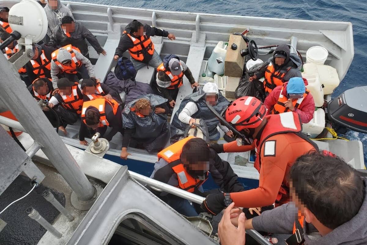 Rescatan a 21 tripulantes a la deriva en aguas de Ensenada