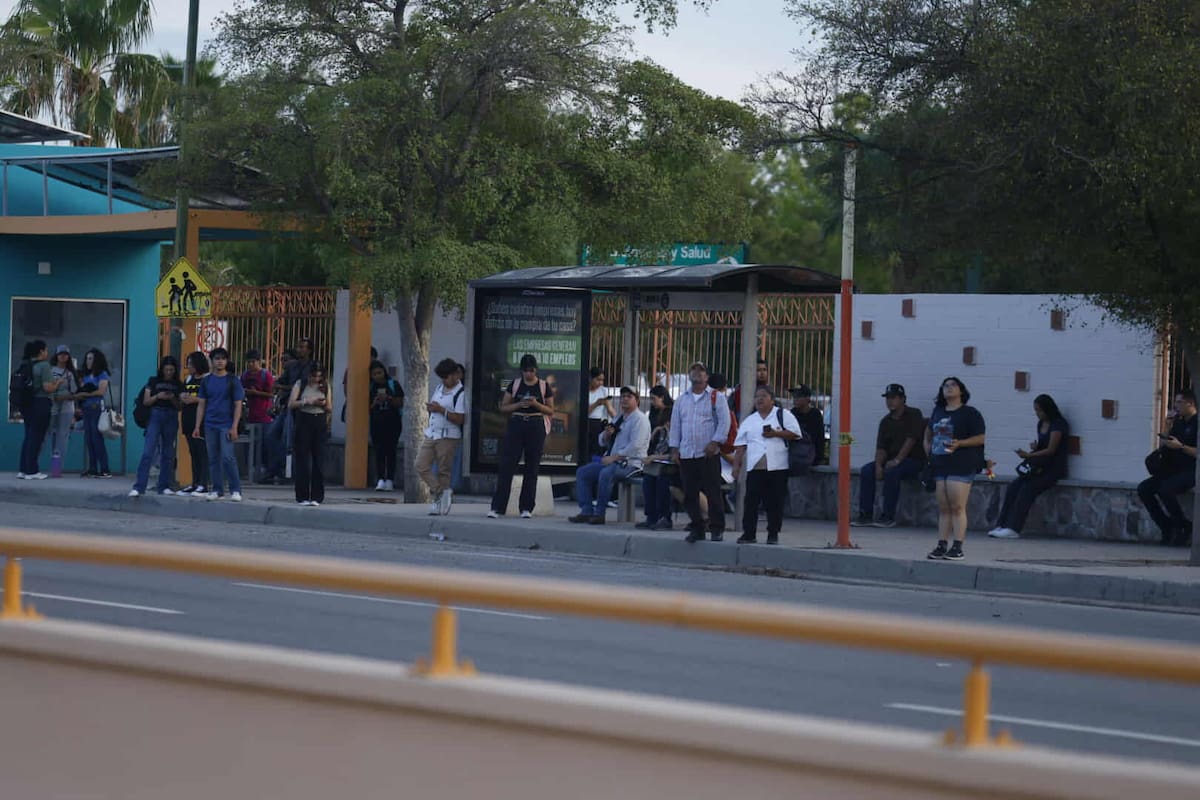 En la parada ubicada por el Luis Encinas, frente al Hospital Universitario, decenas de jóvenes esperaban ayer el camión. FOTO: TEODORO BORBÓN