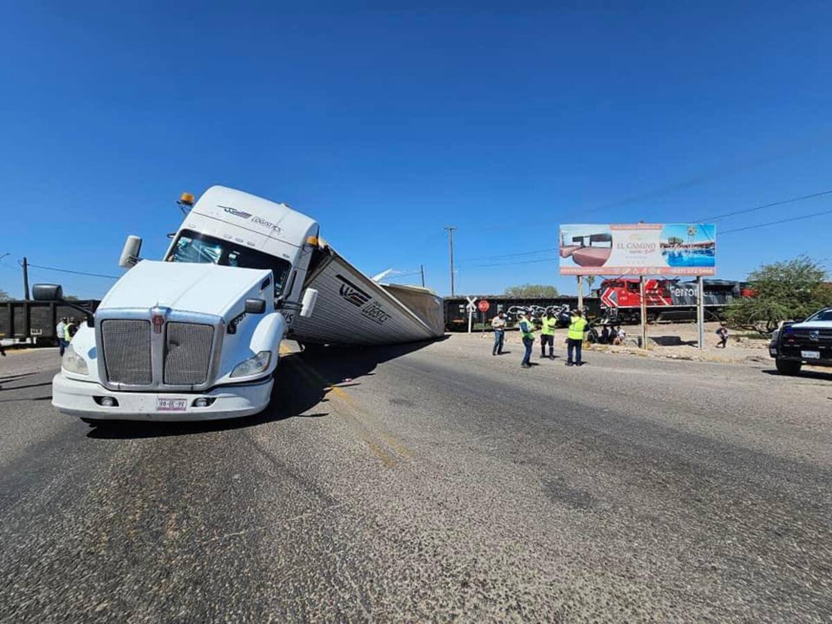 En un cruce ferroviario de Caborca, un tráiler fue impactado por un tren. Pese al fuerte golpe, el conductor salió ileso y la carga permaneció segura. Foto: Aracely Celaya