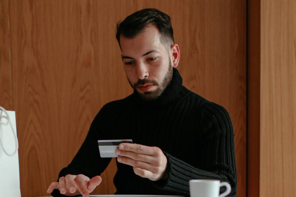 ¿Es verdad que los ricos no usan tarjetas de débito? Lo que nadie te dice sobre su estrategia financiera