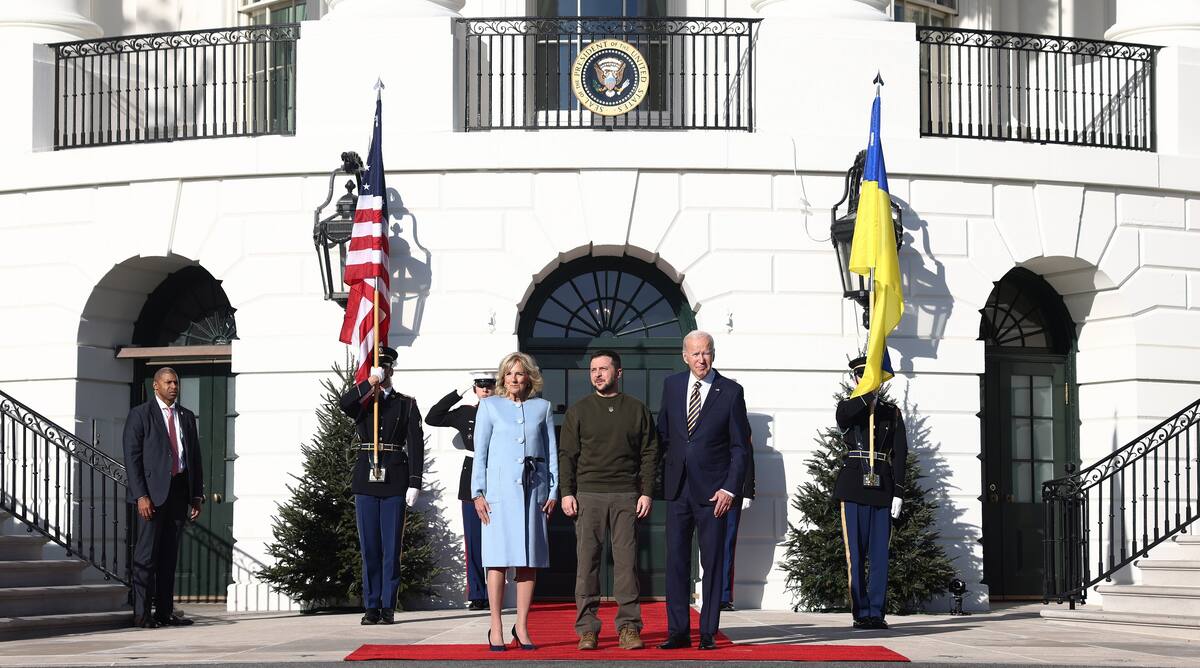 El presidente de Estados Unidos, Joe Biden, y la primera dama, Jill Biden, dan la bienvenida al presidente ucraniano Volodímir Zelenski (C) al jardín sur de la Casa Blanca Washington, DC, EE.UU. EFE/EPA/JIM LO SCALZO