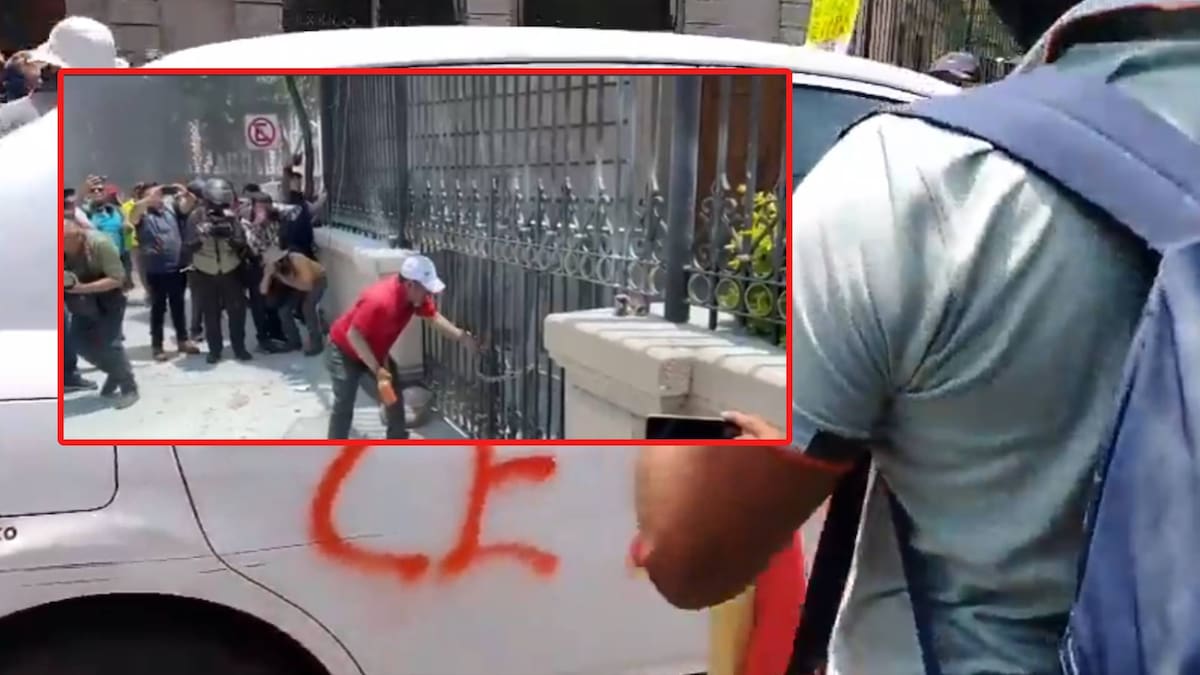 Uno de ellos trató de romper con un martillo el candado que cerraba el portón. La policía respondió con gas. Foto: Capture.