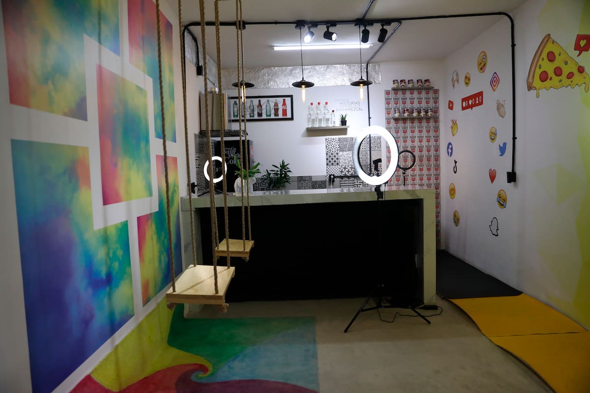 Fotografía de un escenario diseñado para selfies el 5 de mayo de 2021, en Ciudad de México (México). EFE/ Sáshenka Gutiérrez