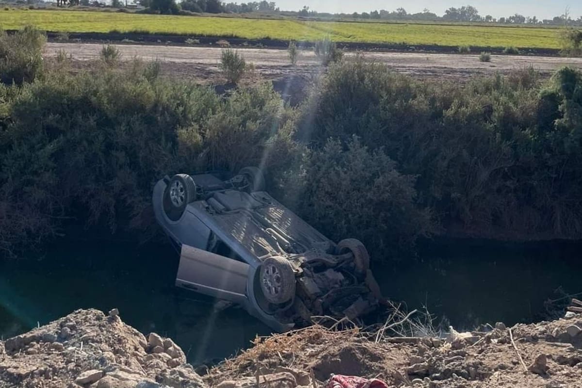 Vuelca mujer en carretera y cae a canal