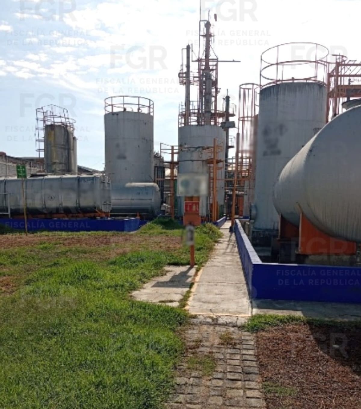 En los inmuebles fueron localizados tanques, contenedores industriales, líneas de producción y más de un millón de litros de petrolíferos y posibles productos químicos. Foto: FGR