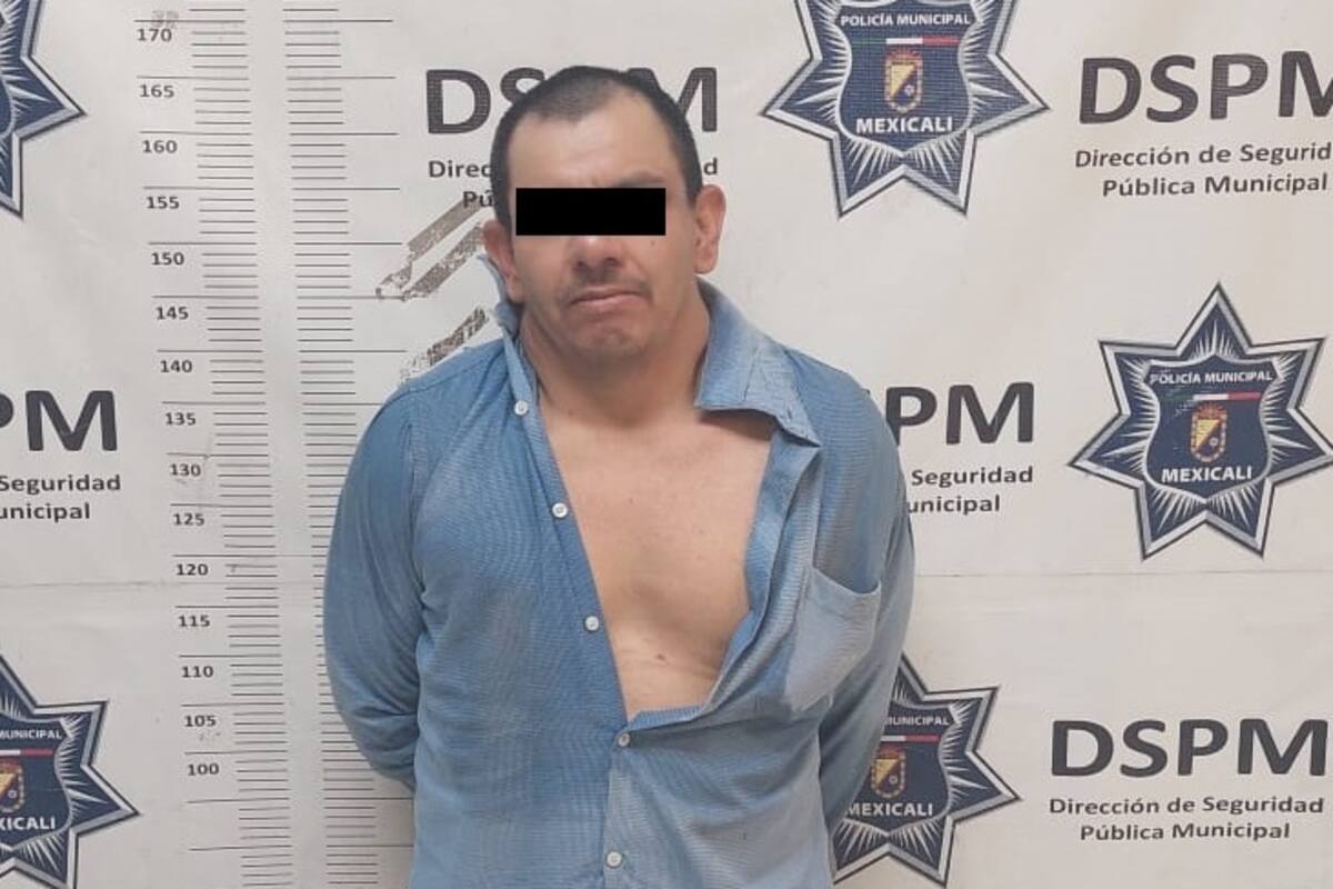 Ataca a policías durante arresto