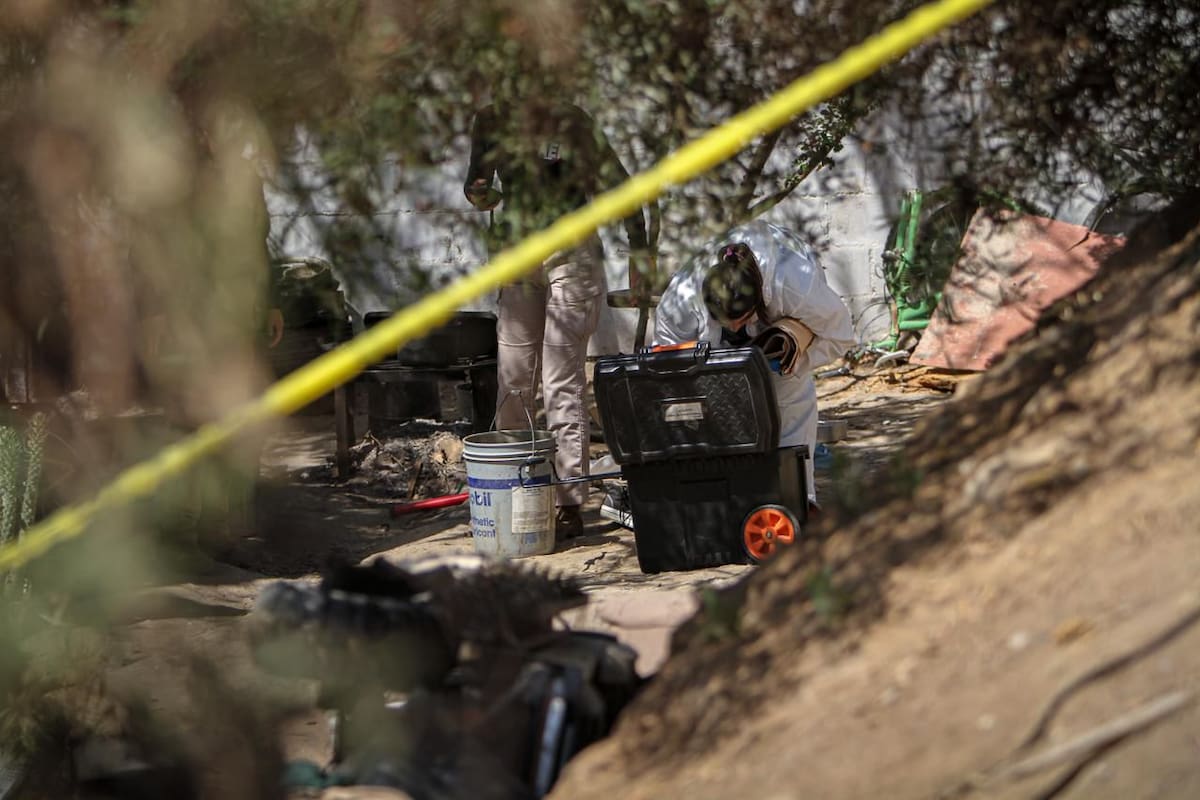 Dos hombres fueron hallados sin vida en una vivienda improvisada de la colonia Las Torres; la Fiscalía recabó indicios en el lugar y mantiene abierta la investigación. Foto: Border Zoom.
