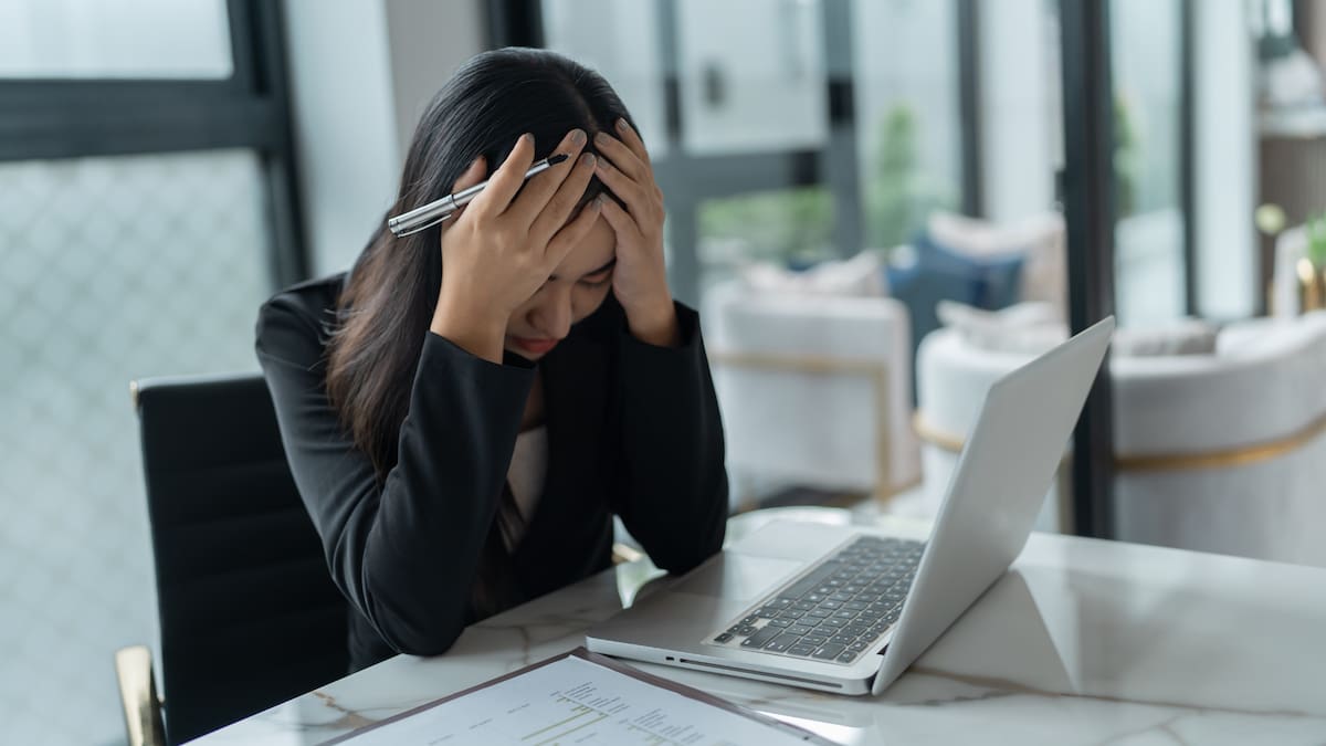 El estrés crónico mantiene al cuerpo en alerta constante y eleva de forma sostenida el cortisol y la adrenalina|Foto: Canva