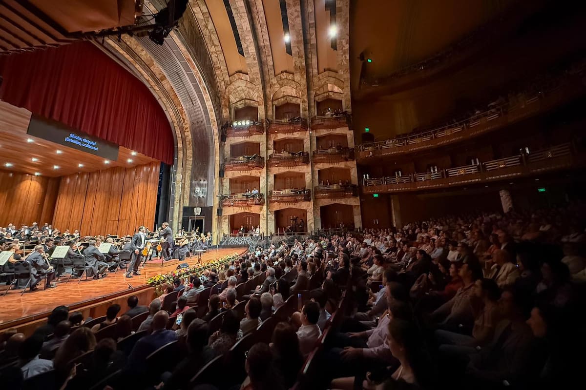 "Muchísimas gracias familia mexicana por una noche mágica. Me llevo su cariño guardado en el corazón", mencionó el famoso.