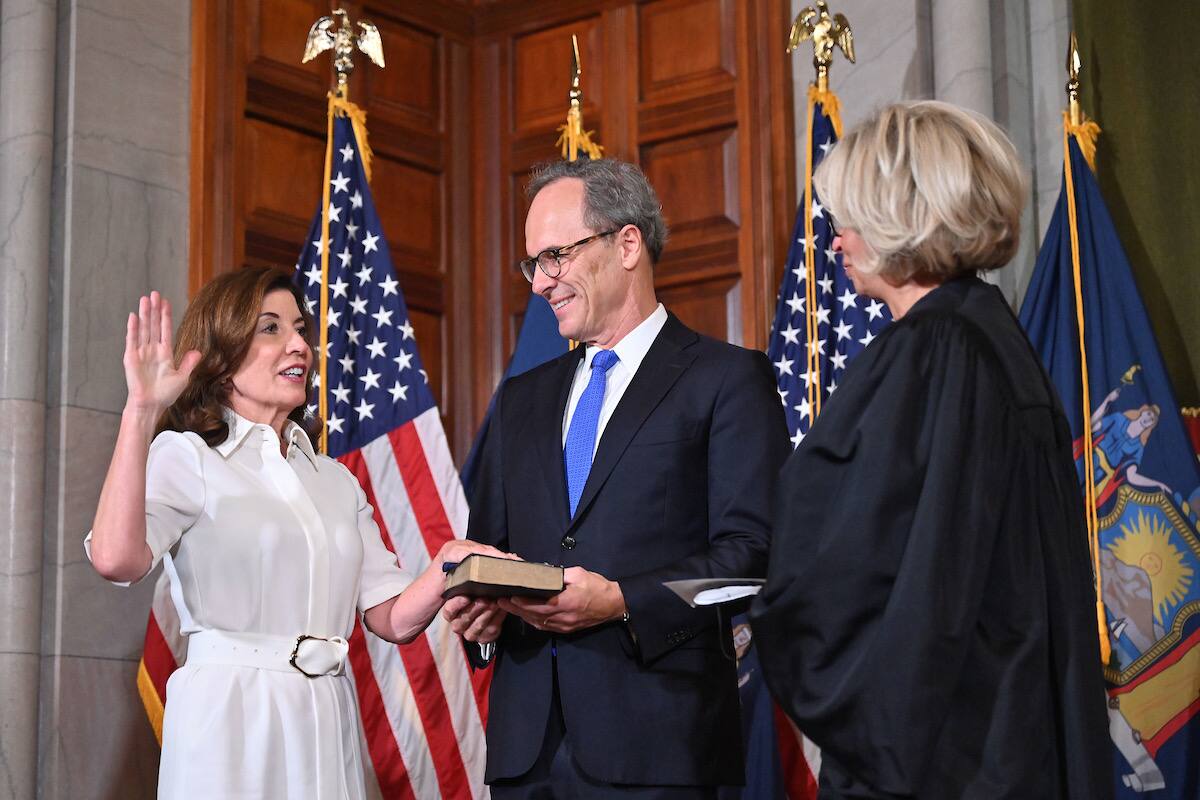 Kathy Hochul toma posesión como la primera mujer gobernadora de Nueva York