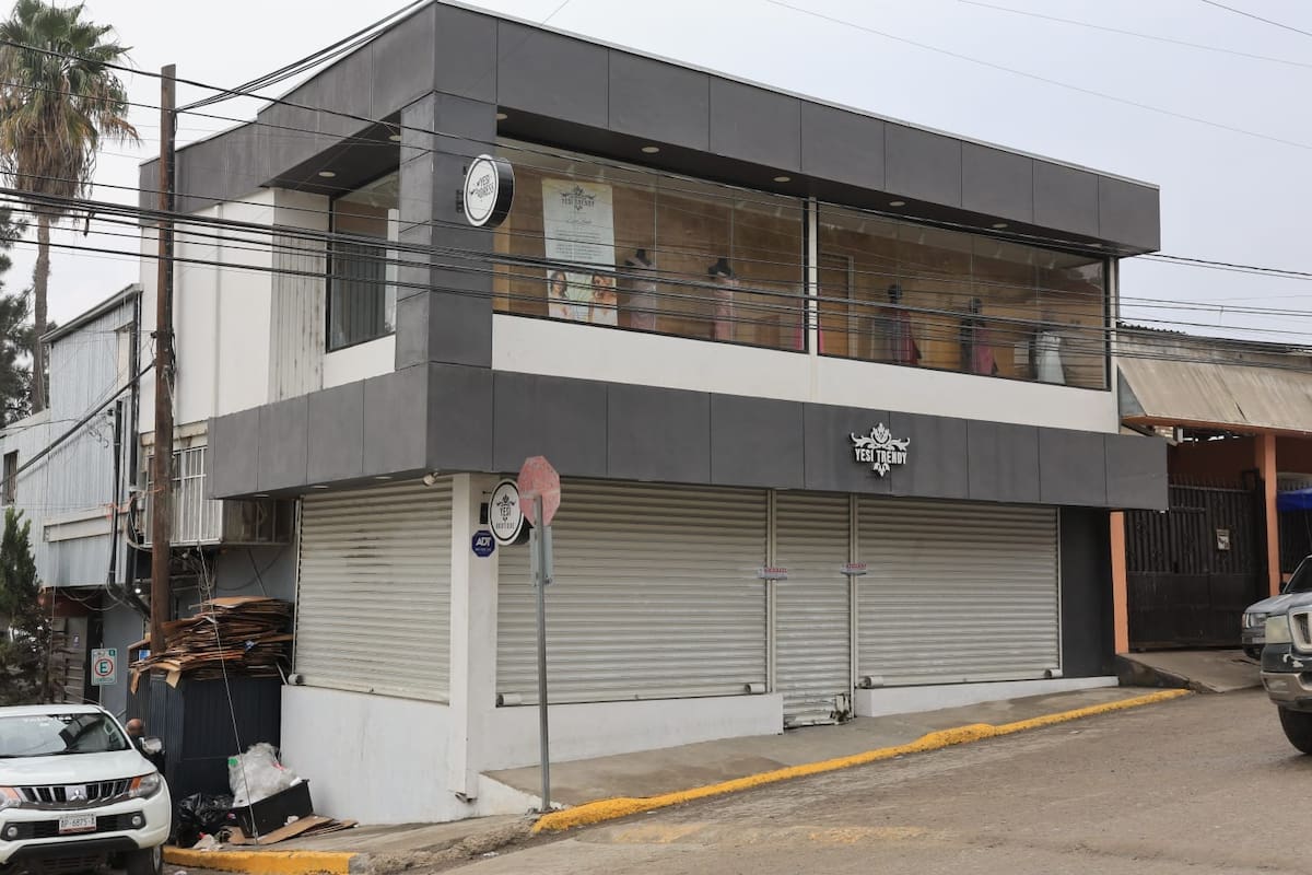 Autoridades federales catearon y aseguraron el negocio “Yesi Trendy” en Los Arenales, Tijuana; hasta ahora no se ha informado el motivo del operativo ni posibles detenidos. Foto: Sergio Ortiz