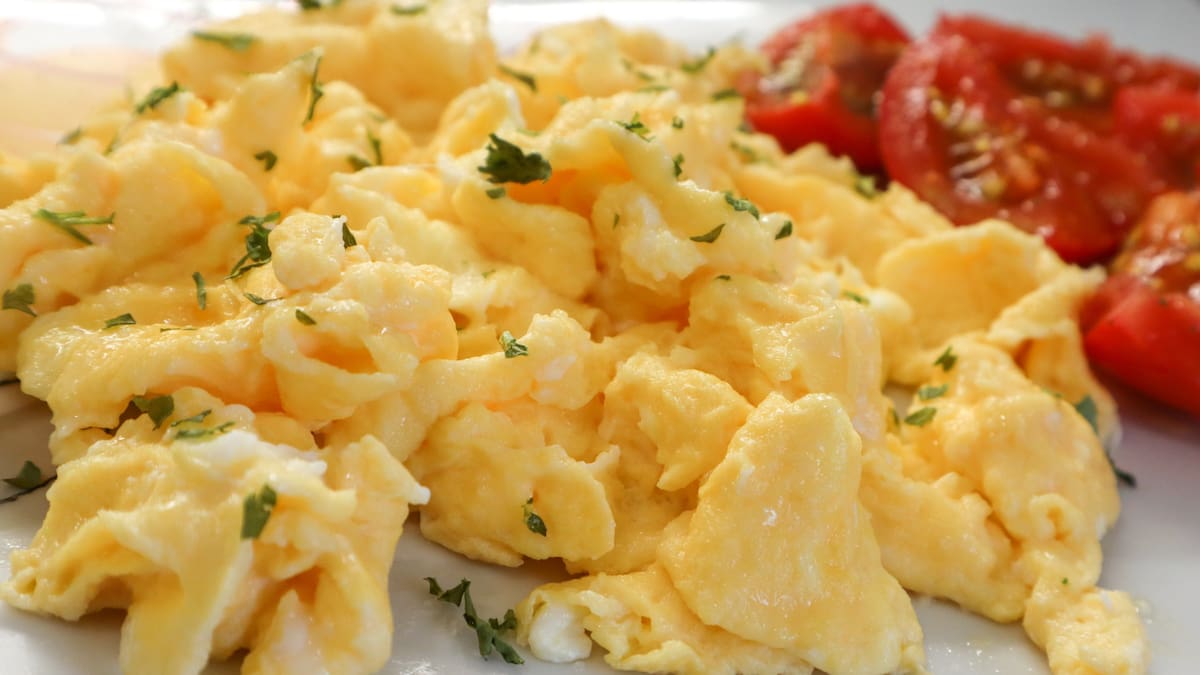 Los huevos revueltos pueden elevarse de un desayuno común a un plato de alta cocina con técnicas sencillas/Foto: Canva