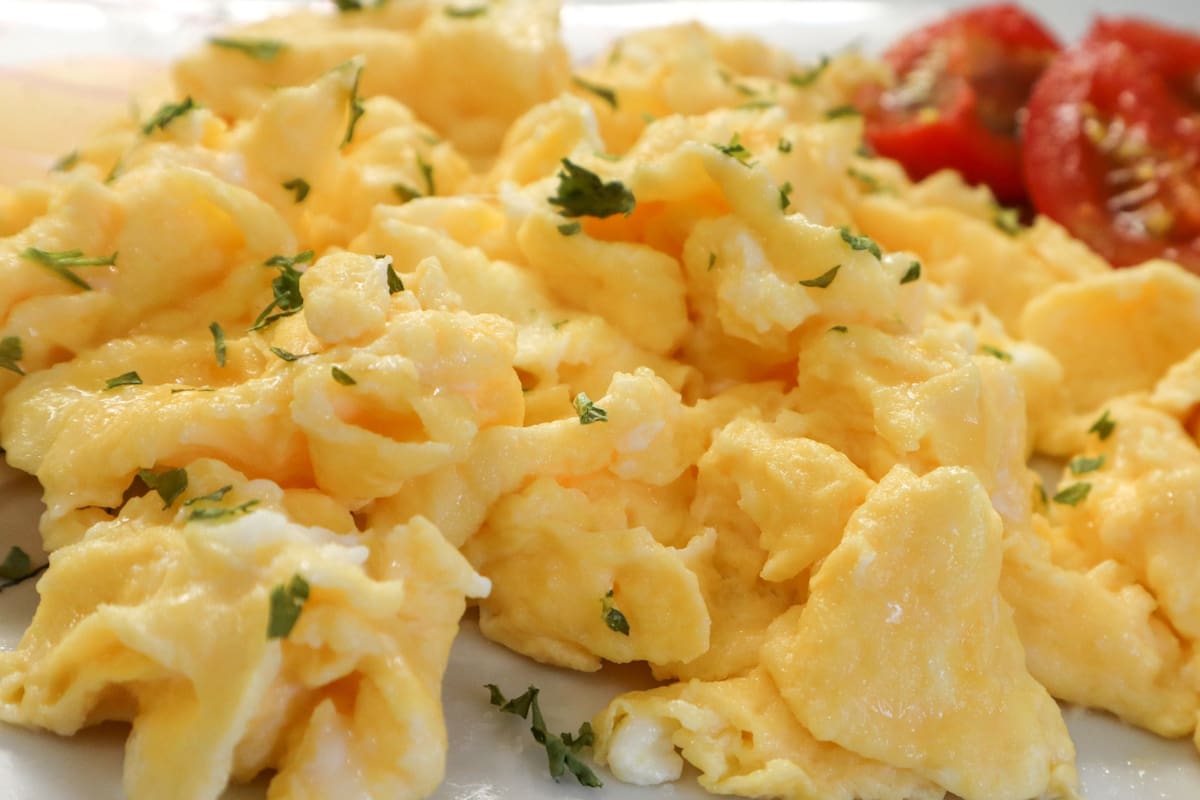Cómo preparar huevos revueltos perfectos según una chef con estrella Michelin