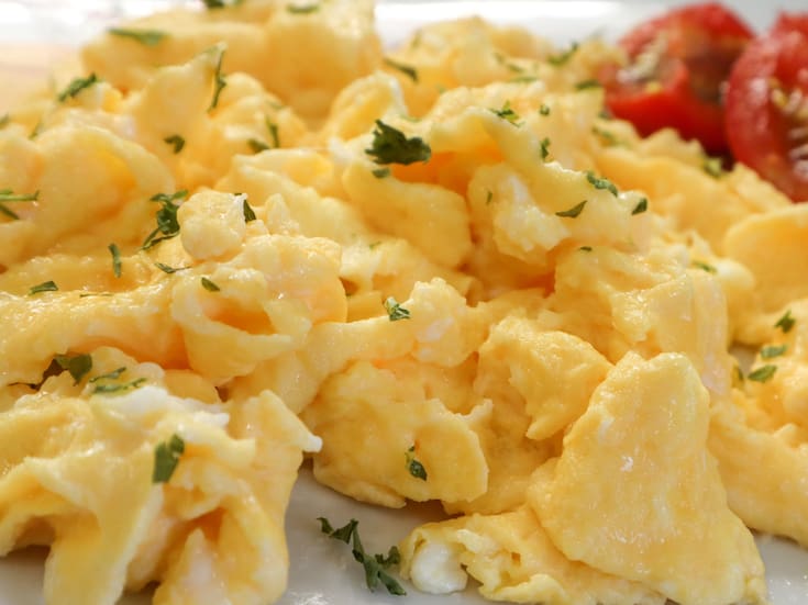 Cómo preparar huevos revueltos perfectos según una chef con estrella Michelin