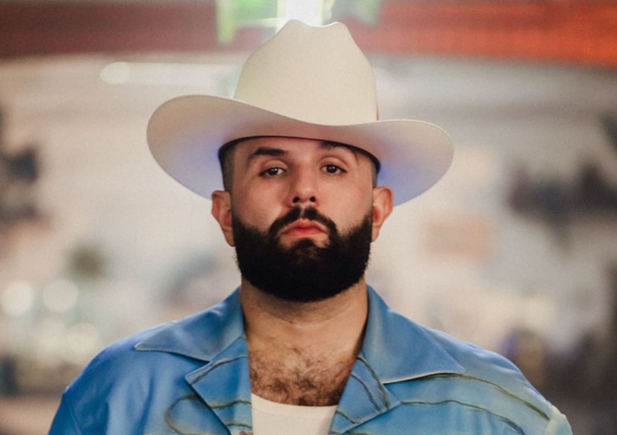 Carín León durante su presentación en la Semana de la Música Latina de Billboard 2025 en Miami Beach, donde anunció su incursión en el country y su primer álbum completo en inglés.