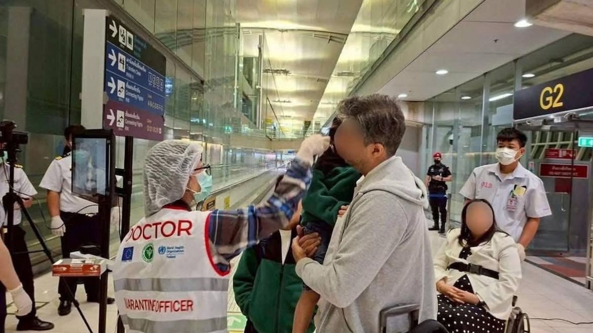Autoridades sanitarias monitorean a viajeros procedentes de la India este 2026 para frenar la entrada del incurable virus Nipah. (X @prdthailand)