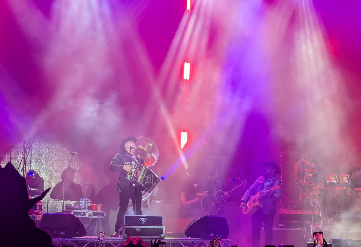 Pasada la 1:00, Remmy Valenzuela salió a la tarima en el centro del campo junto a sus ocho músicos.