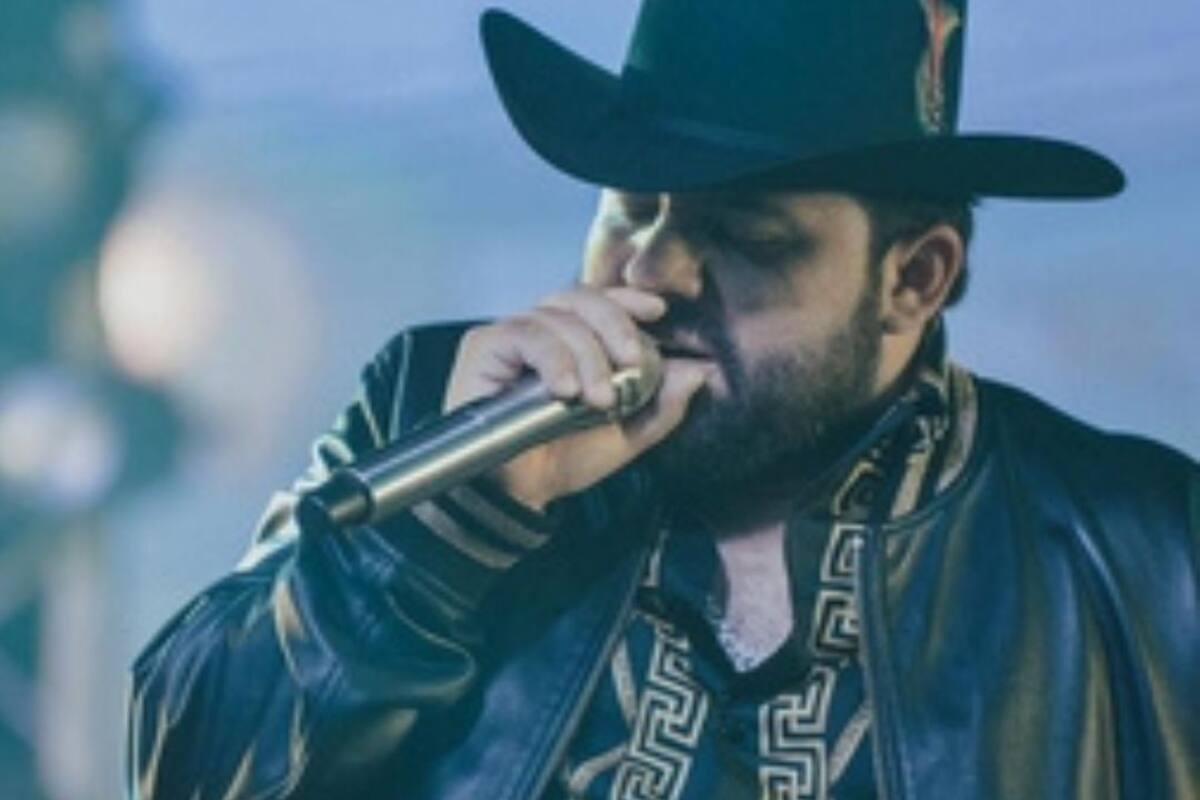 Luis R. Conriquez detiene concierto porque fan le tronó los dedos