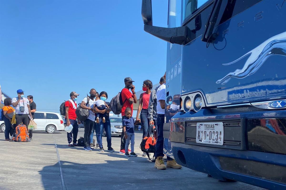 Estados Unidos empieza a deportar a los haitianos retenidos en puente en la frontera