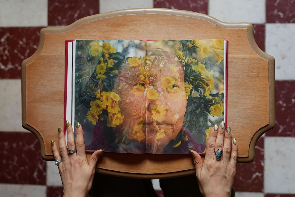 “Raíces en el desierto” acompaña la presentación del fotolibro con fotografías de gran formato, cianotipias y tejidos realizados por mujeres de la comunidad Triqui.