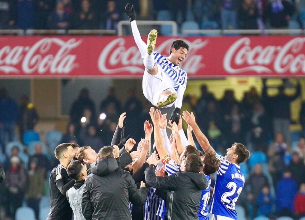 Carlos Vela fue despedido emotivamente por sus compañeros de la Real Sociedad en 2018. (Foto: Archivo GH)