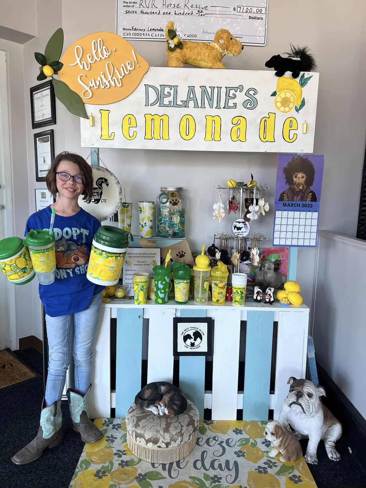 Además de recaudar fondos, Delanie Dennis organiza la feria “Squeeze the Day”, donde distintas organizaciones presentan animales disponibles para adopción.